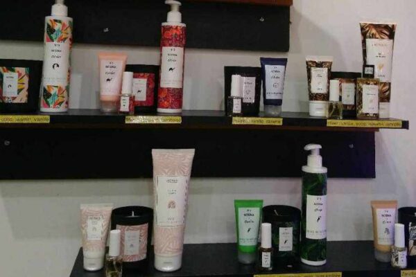 Les parfums et soins des anciennes escales sur les etageres de l'institut