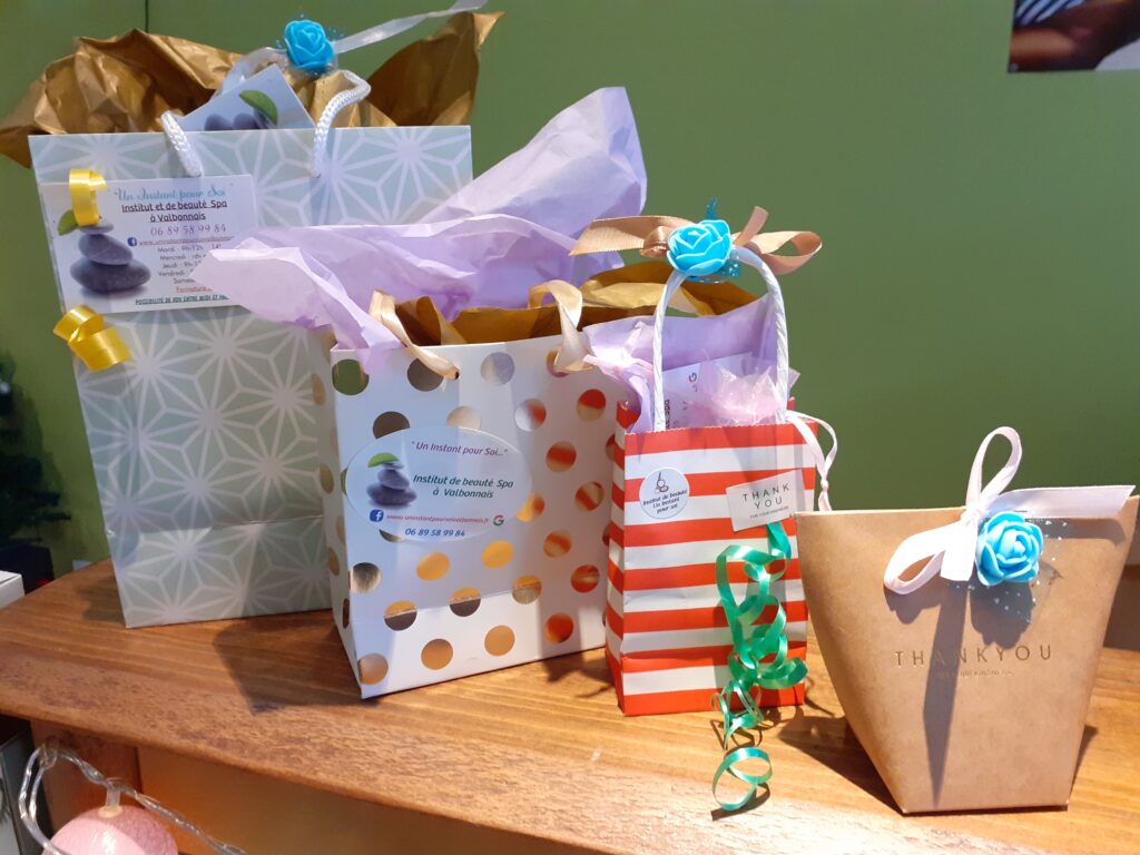 Sacs cadeaux de l'institut Un Instant pour Soi garnis et rubannes