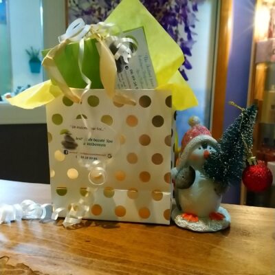 Sac cadeau garni sur le comptoir de l'institut, decore pour Noel